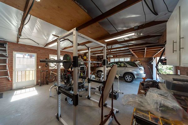 14025 garage 4