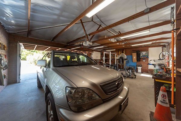 14025 garage 6