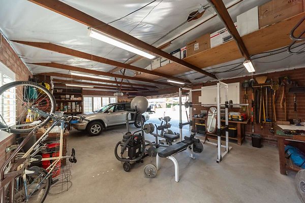 14025 garage 1