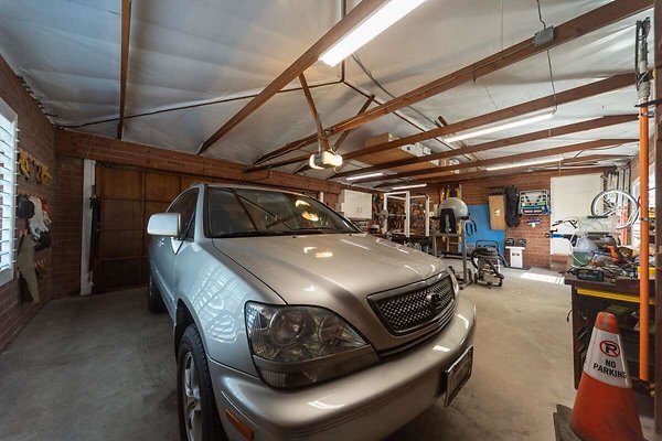 14025 garage 7