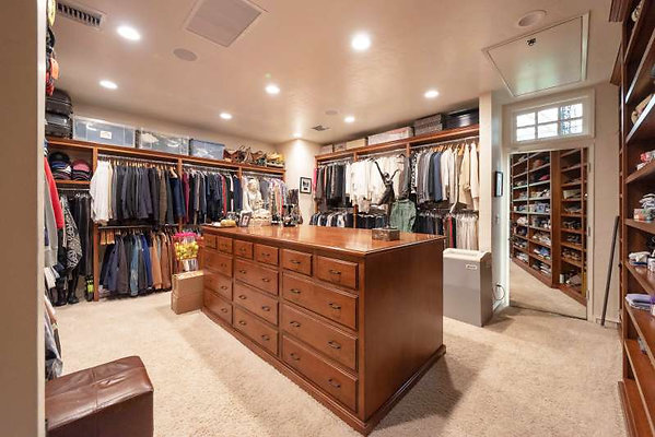 11599 closet 1