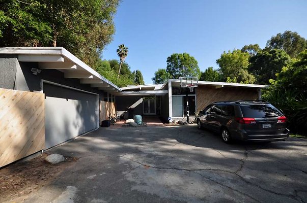 CAST 4461 Tarzana