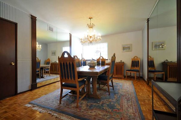 8833 dining4