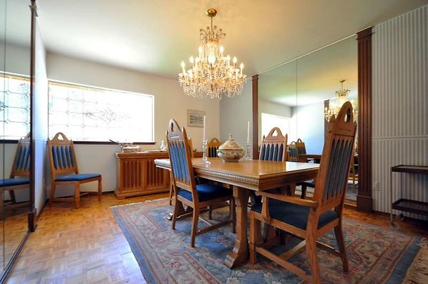 8833 dining3