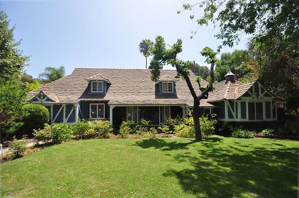 CAST 2293 Toluca Lake