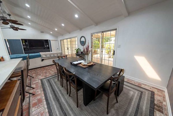 12151 dining2