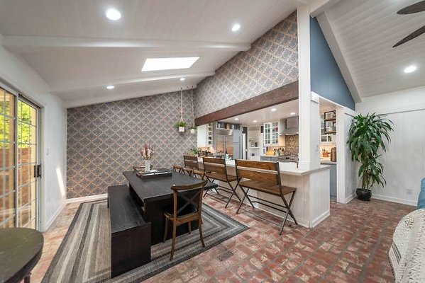 12151 dining3