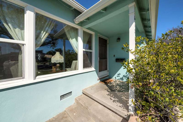 10913 porch 1