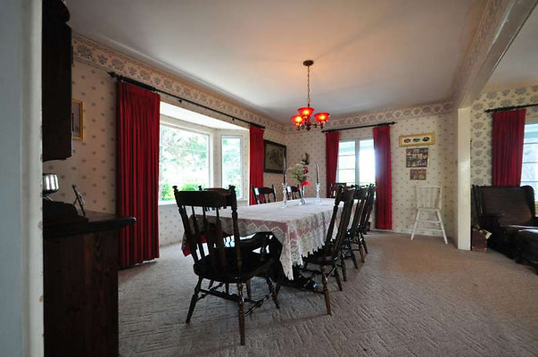 9076 dining 3