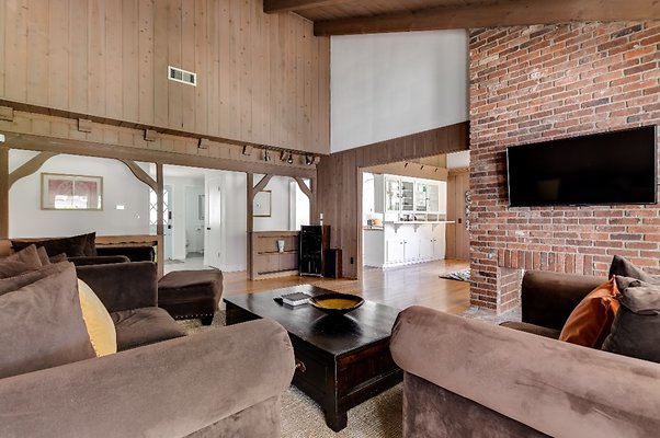 (HOLDING 5-12) PL8104 North Hollywood