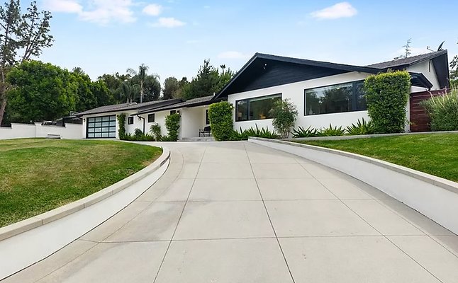 CapEquityWinnetkaCleanMidCentury3