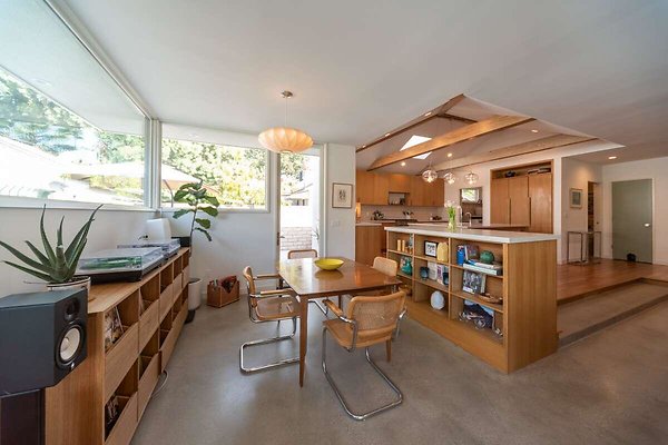 13893 dining 1