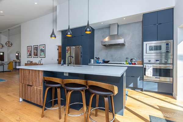 Giggsterhuge-open-concept-suburban-modern-farmhouse